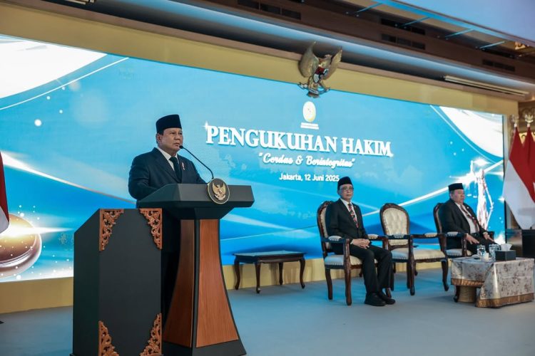 Presiden Prabowo memberikan sambutan pada acara pengukuhan 1.451 hakim di Gedung Mahkamah Agung, Jakarta, Kamis (12/6)/Instagram @presidenrepublikindonesia