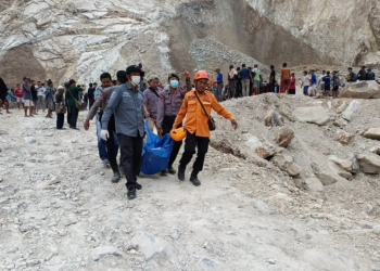 Petugas mengevakuasi jenazah korban longsor Gunung Kuda, Cirebon/BPBD Jabar