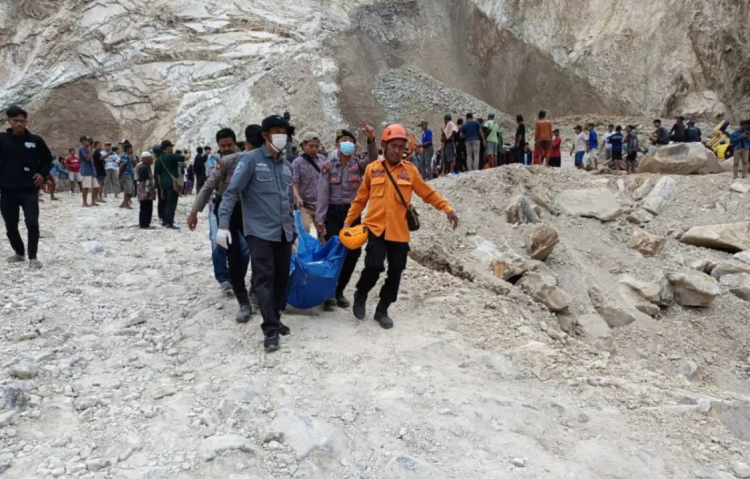 Petugas mengevakuasi jenazah korban longsor Gunung Kuda, Cirebon/BPBD Jabar