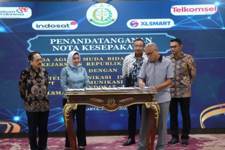 Jaksa Agung Muda Intelijen (Jamintel), Reda Manthovani, bersama perwakilan dari PT Telekomunikasi Indonesia Tbk., PT Telekomunikasi Selular, PT Indosat Tbk., dan PT XL Smart Telecom Sejahtera Tbk tandatangani MOU Selasa (24/6/2025)