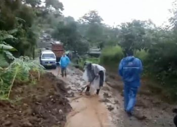 Longsor menerjang daerah Cilawu Kabupaten Garut sehingga memutuskan transportasi garut- Tasikmalaya, Sabtu (28/6)./Istimewa