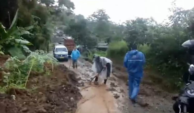 Longsor menerjang daerah Cilawu Kabupaten Garut sehingga memutuskan transportasi garut- Tasikmalaya, Sabtu (28/6)./Istimewa