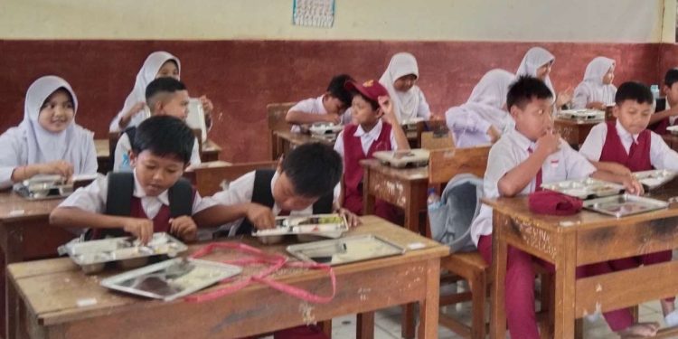 Para siswa SDN Kertajaya, Kecamatan Cibatu, Kabupaten Garut, menyantap hidangan lezat dalam program Makan Bergizi Gratis (MBG)/Dok Dinas Pendidikan Kabupaten Garut