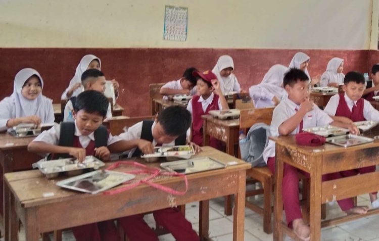 Para siswa SDN Kertajaya, Kecamatan Cibatu, Kabupaten Garut, menyantap hidangan lezat dalam program Makan Bergizi Gratis (MBG)/Dok Dinas Pendidikan Kabupaten Garut