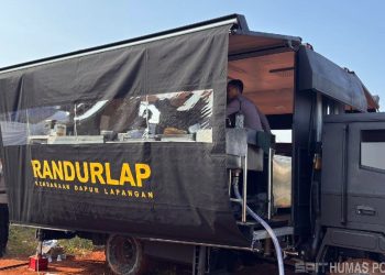 dapur lapangan Polda Metro Jaya bantu pengungsi kebakaran di penjaringan