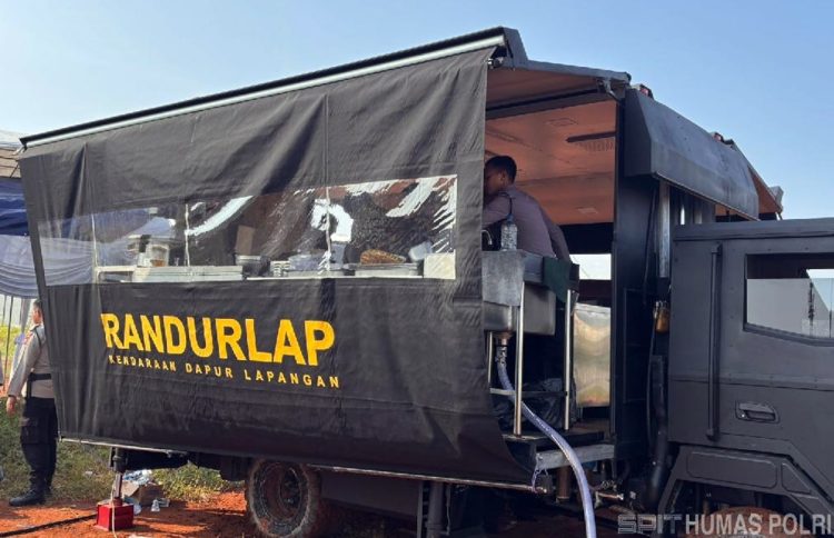 dapur lapangan Polda Metro Jaya bantu pengungsi kebakaran di penjaringan