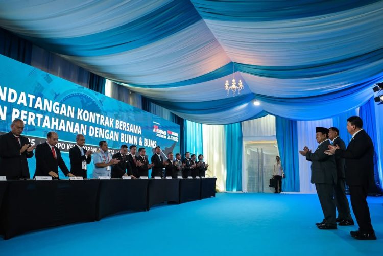 Presiden Prabowo Subianto menyaksikan penandatanganan 27 dokumen nota kesepahaman (MoU) kerja sama senilai Rp33 triliun pada hari pertama Indo Defence Expo & Forum di Jiexpo Kemayoran, Jakarta/Instagram @presidenrepublikindonesia