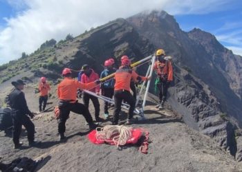 Tim SAR gabungan melakukan evakuasi terhadap pendaki asal Brasil yang jatuh di Cemara Nunggal, Gunung Rinjani/SAR Mataram