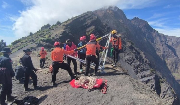 Tim SAR gabungan melakukan evakuasi terhadap pendaki asal Brasil yang jatuh di Cemara Nunggal, Gunung Rinjani/SAR Mataram