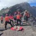 Tim SAR gabungan melakukan evakuasi terhadap pendaki asal Brasil yang jatuh di Cemara Nunggal, Gunung Rinjani/SAR Mataram