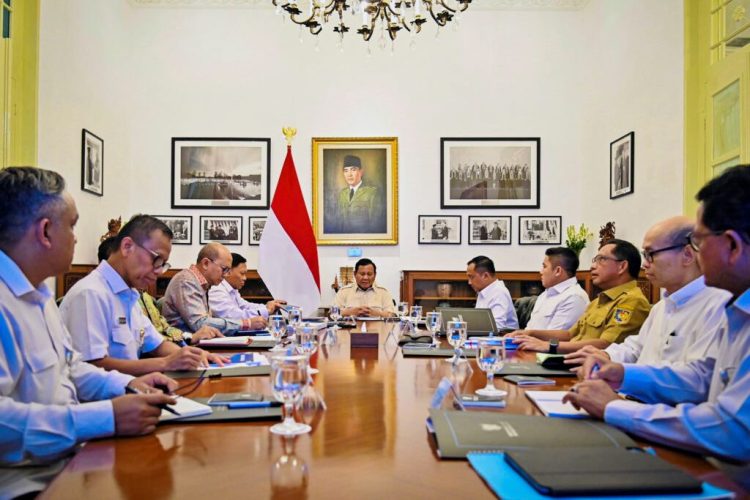 Presiden Prabowo Subianto memimpin rapat terbatas bersama sejumlah Menteri Kabinet Merah Putih di Istana Merdeka, Jakarta, pada Selasa, 10 Juni 2025 membahas kesiapan pembentukan tanggul laut atau Giant Sea Wall di sepanjang pantai utara Pulau Jawa