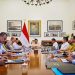 Presiden Prabowo Subianto memimpin rapat terbatas bersama sejumlah Menteri Kabinet Merah Putih di Istana Merdeka, Jakarta, pada Selasa, 10 Juni 2025 membahas kesiapan pembentukan tanggul laut atau Giant Sea Wall di sepanjang pantai utara Pulau Jawa
