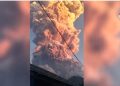 Erupsi Gunung Lewotobi Laki-laki/ Tangkapan layar YouTube News Channel Asia
