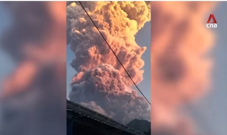Erupsi Gunung Lewotobi Laki-laki/ Tangkapan layar YouTube News Channel Asia