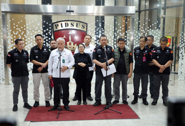 konferensi pers di Gedung Jampidsus, Jakarta, Selasa (15/7/2025)