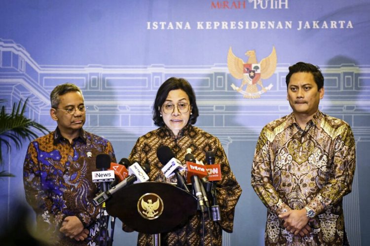 Menteri Keuangan (Menkeu) Sri Mulyani usai rapat menyampaikan keterangan pers kepada awak media di Istana Merdeka, Jakarta, pada Selasa, 22 Juli 2025