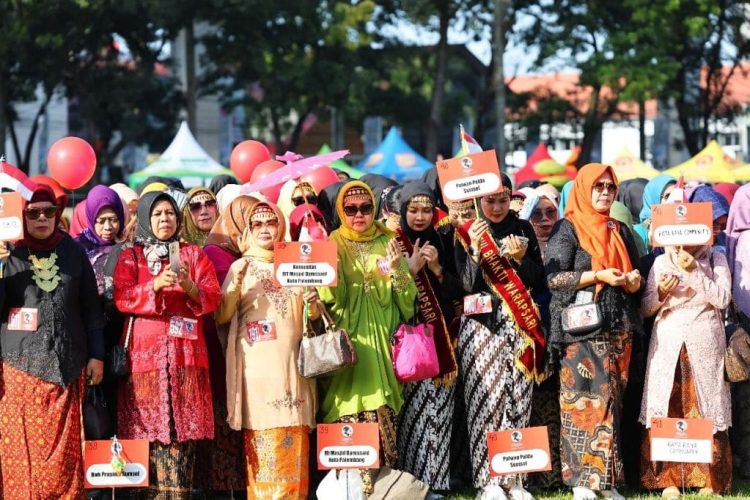 Ibu-ibu di Kota Palembang, Sumatera Selatan, mengenakan kebaya untuk merayakan Hari Kebaya Nasional 2025/ Dok Pemprov Sumatera Selatan