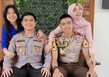 Inspektur Jenderal Polisi Dr. Barito Mulyo Ratmono, S.I.K., M.Si., bersama keluarga, termasuk Ipda Fathan Putra Rifito/Dok. Keluarga