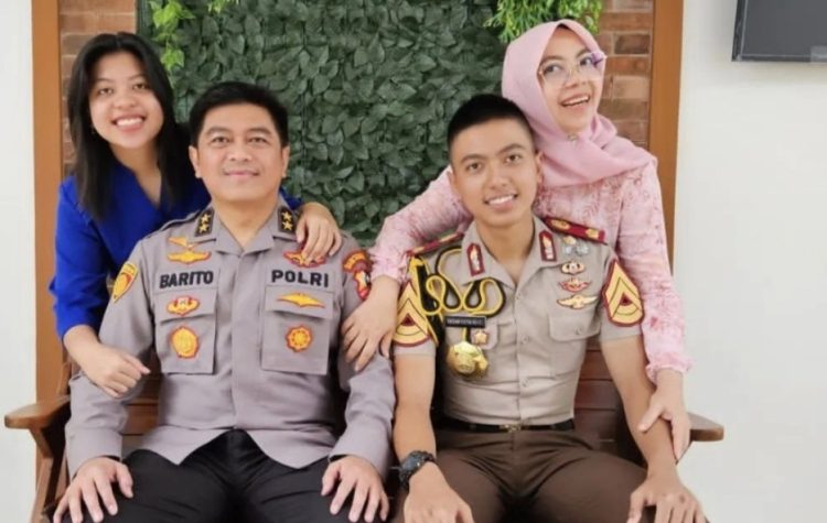 Inspektur Jenderal Polisi Dr. Barito Mulyo Ratmono, S.I.K., M.Si., bersama keluarga, termasuk Ipda Fathan Putra Rifito/Dok. Keluarga