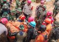 Tim BPBD Kabupaten Bogor mngevakuasi korban longsor di kawasan Puncak, Minggu pagi (6/7)/Dok. BPBD Kabupaten Bogor