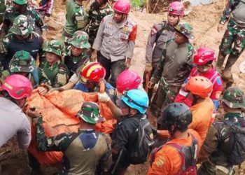 Tim BPBD Kabupaten Bogor mngevakuasi korban longsor di kawasan Puncak, Minggu pagi (6/7)/Dok. BPBD Kabupaten Bogor