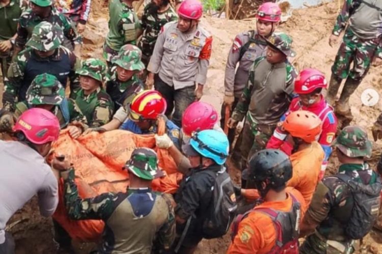 Tim BPBD Kabupaten Bogor mngevakuasi korban longsor di kawasan Puncak, Minggu pagi (6/7)/Dok. BPBD Kabupaten Bogor