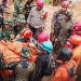 Tim BPBD Kabupaten Bogor mngevakuasi korban longsor di kawasan Puncak, Minggu pagi (6/7)/Dok. BPBD Kabupaten Bogor