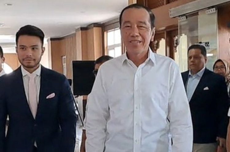 Mantan Presiden RI, Joko Widodo (Jokowi), bersiap menjalani pemeriksaan atas dugaan ijazah palsu di Polresta Solo.