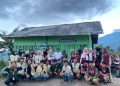 Mahasiswa KKN UIN SGD Bandung berfoto bersama Ketua RW 02 Desa Wanakerta, Rismanto (berdiri di barian belakang berkaos putih) di Rumah Sampah Salarea/Tresna