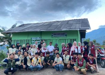 Mahasiswa KKN UIN SGD Bandung berfoto bersama Ketua RW 02 Desa Wanakerta, Rismanto (berdiri di barian belakang berkaos putih) di Rumah Sampah Salarea/Tresna