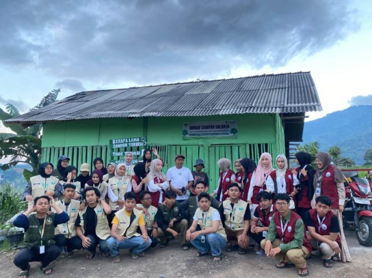Mahasiswa KKN UIN SGD Bandung berfoto bersama Ketua RW 02 Desa Wanakerta, Rismanto (berdiri di barian belakang berkaos putih) di Rumah Sampah Salarea/Tresna