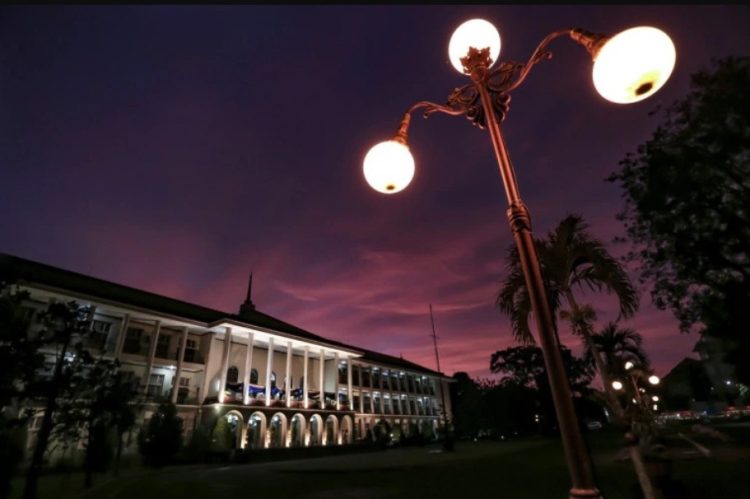 Universitas Gadjah Mada menayangkan gambar kampus dalam suasana temaram dan hening sebagai simbol suasana duka atas meninggalnya dua mahasiswa KKN di Maluku Tenggara/UGM