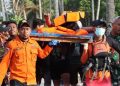 Tim SAR mengevakuasi korban KMP Tunu Pratama Jaya yang tenggelam di selat Bali, Kamis (3/7/2025). Dok. Kodam IX/Udayana