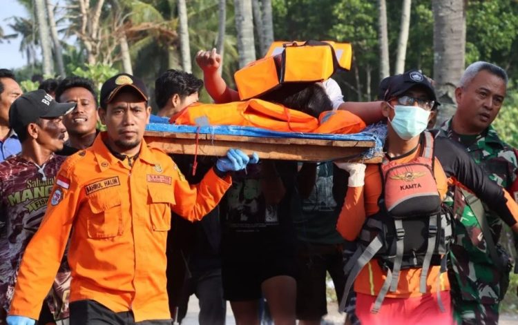 Tim SAR mengevakuasi korban KMP Tunu Pratama Jaya yang tenggelam di selat Bali, Kamis (3/7/2025). Dok. Kodam IX/Udayana