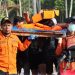 Tim SAR mengevakuasi korban KMP Tunu Pratama Jaya yang tenggelam di selat Bali, Kamis (3/7/2025). Dok. Kodam IX/Udayana
