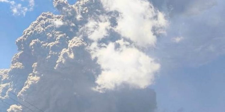 Gunung Lewotobi Laki-laki di Kabupaten Flores Timur, Nusa Tenggara Timur, meletus dahsyat dua kali pada Senin, 7 Juli 2025/Kementerian ESDM