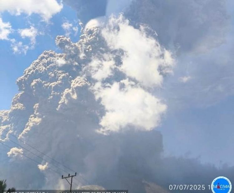 Gunung Lewotobi Laki-laki di Kabupaten Flores Timur, Nusa Tenggara Timur, meletus dahsyat dua kali pada Senin, 7 Juli 2025/Kementerian ESDM