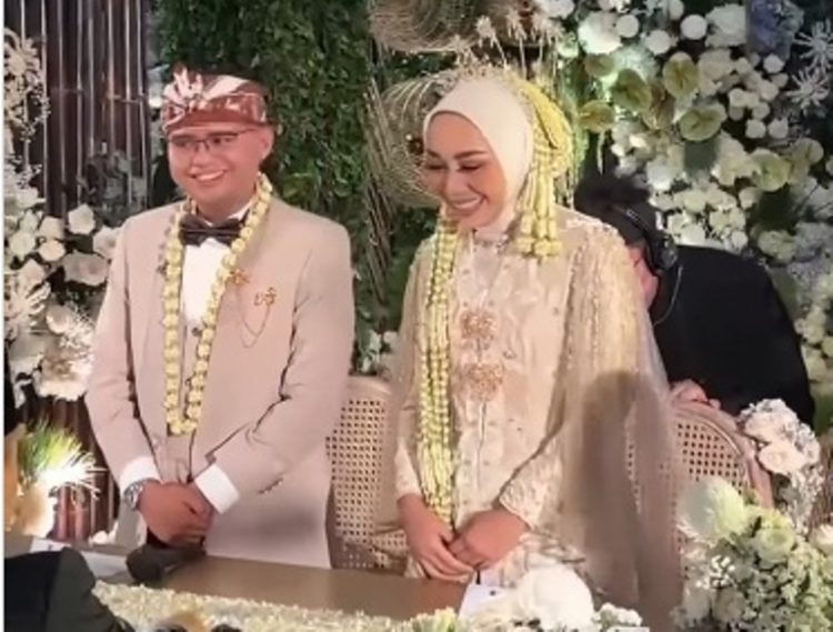 Wakil Bupati Garut Luthfianisa Putri Karlina dan Maula Akbar, putra Gubernur Jabar, menjalani momen sakral dan mengharukan: pernikahan.*