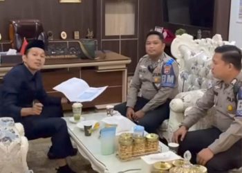 Dua petugas Satlantas Polres Serang Kota mendatangi Wakil Wali Kota Serang untuk memberikan surat tilang.***