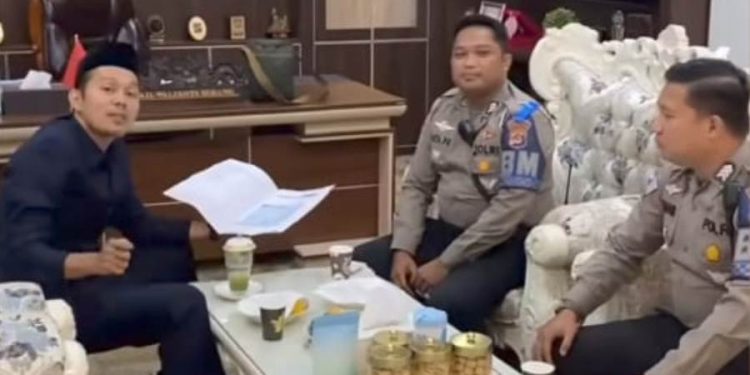 Dua petugas Satlantas Polres Serang Kota mendatangi Wakil Wali Kota Serang untuk memberikan surat tilang.***
