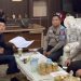 Dua petugas Satlantas Polres Serang Kota mendatangi Wakil Wali Kota Serang untuk memberikan surat tilang.***