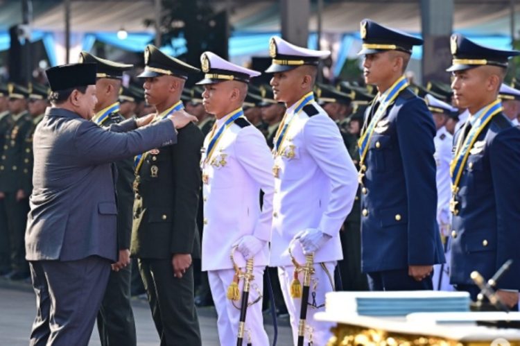 Presiden Prabowo Subianto menyematkan penghargaan Adhi Makayasa kepada delapan perwira remaja lulusan terbaik/Foto: Setkab