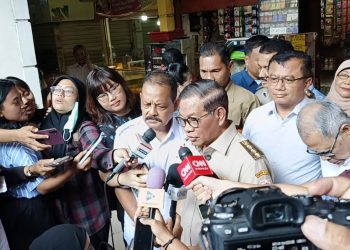 itu, Gubernur DKI Jakarta Pramono Anung memberikan keterangan kepada wartawan tentang pencanangan Gerakan Pasar Rakyat/Bem