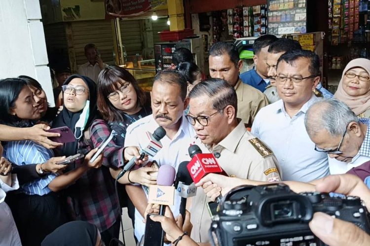 itu, Gubernur DKI Jakarta Pramono Anung memberikan keterangan kepada wartawan tentang pencanangan Gerakan Pasar Rakyat/Bem