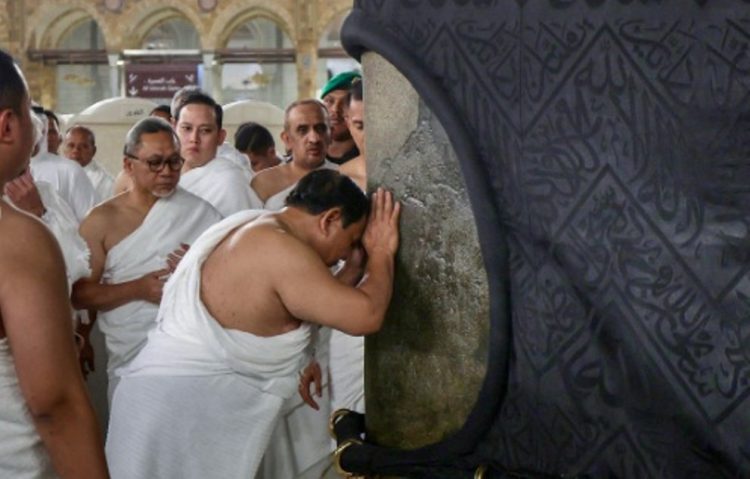 Presiden Prabowo mencium Hajar Aswad saat menunaikan ibadah Umrah di Arab Saudi, Kamis, 3 Juli 2025/Instagram @presidenrepublikindonesia