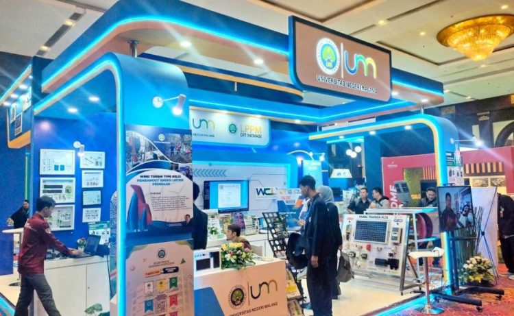 Stan Universitas Negeri Malang (UM) menampilkan sejumlah produk unggulan berbasis energi terbarukan/Dok Universitas Negeri Malang