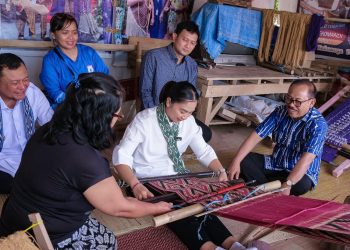 Wamenpar Ni Luh Puspa berkesempatan mencoba proses menenun Sekomandi dengan alat tenun tradisional gedogan, Dalam kunjungan kerja ke Rumah Tenun Sekomandi, Mamuju, Sulawesi Barat, Rabu (27/8/2025)./Kemenpar