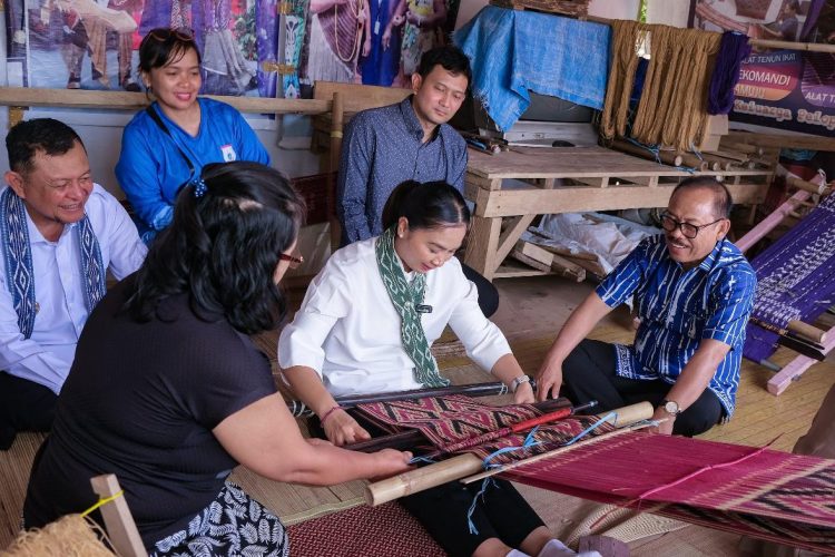 Wamenpar Ni Luh Puspa berkesempatan mencoba proses menenun Sekomandi dengan alat tenun tradisional gedogan, Dalam kunjungan kerja ke Rumah Tenun Sekomandi, Mamuju, Sulawesi Barat, Rabu (27/8/2025)./Kemenpar