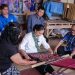 Wamenpar Ni Luh Puspa berkesempatan mencoba proses menenun Sekomandi dengan alat tenun tradisional gedogan, Dalam kunjungan kerja ke Rumah Tenun Sekomandi, Mamuju, Sulawesi Barat, Rabu (27/8/2025)./Kemenpar