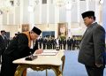 Presiden Prabowo Subianto menyaksikan penandatanganan berita acara pengucapan sumpah Suharto sebagai Wakil Ketua Mahkamah Agung (MA) Bidang Yudisial di Istana Negara, Jakarta, pada Senin, 25 Agustus 2025.
